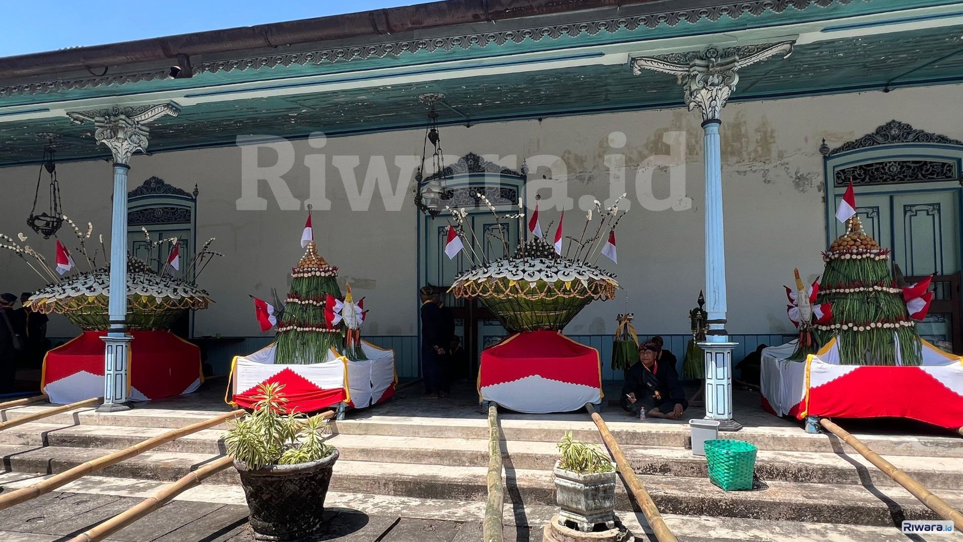 Gunungan Garebeg Maulud di Kraton Surakarta